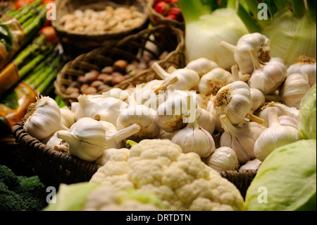 FRESH GARLIC ON SALE IN AN INDOOR MARKET IN ALICANTE SPAIN Stock Photo