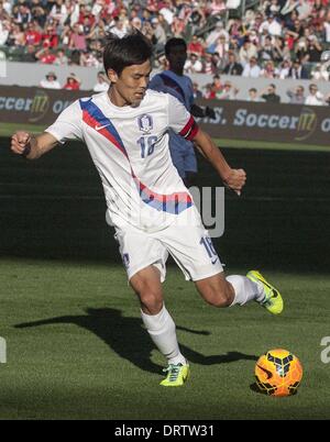 Los Angeles, California, USA. 1st Feb, 2014. Korea's Kim Kee-Hee, #16, in action during the USA vs. Korea Republic friendly football match in preparation of the FIFA 2014 World Cup, at StubHub Center on Feburary 1, 2014 in Carson, California. USA won Korea Republic 2-0. © Ringo Chiu/ZUMAPRESS.com/Alamy Live News Stock Photo