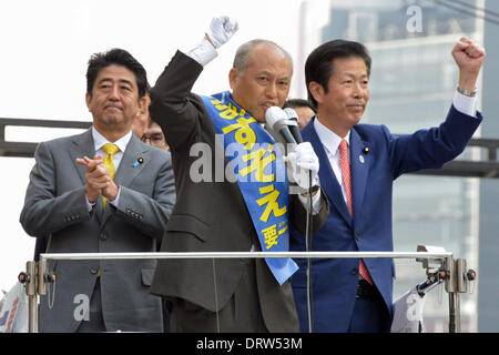 Tokyo, Japan. 2nd Feb, 2014. Japan's Prime Minister Shinzo Abe and candidate of the Tokyo gubernatorial election, speaks with his supporter and Yoichi Masuzoe in Ginza in Tokyo February 2, 2014. © Hitoshi Yamada/NurPhoto/ZUMAPRESS.com/Alamy Live News Stock Photo