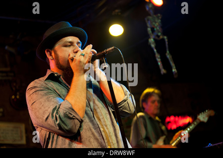 USA Mississippi MS Miss Clarksdale Ground Zero Blues Club - Brandon Santini blues band playing harmonica Stock Photo