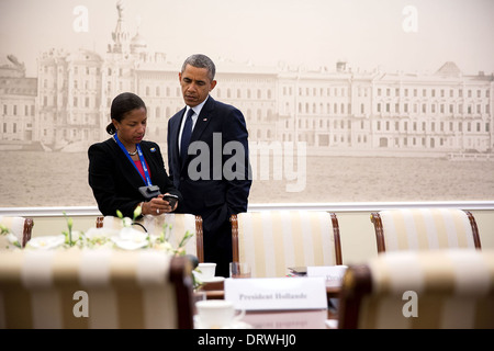US President Barack Obama confers with National Security Advisor Susan Rice at Konstantinovsky Palace during the G20 Summit September 6, 2013 in St Petersburg, Russia. Stock Photo