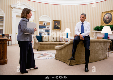 US President Barack Obama receives a briefing on the Washington Navy Yard shootings from Lisa Monaco, Assistant to the President for Homeland Security and Counterterrorism, in the Oval Office of the White House September 16, 2013 in Washington, DC. Stock Photo