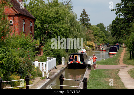 A narrowboat entering Cropredy Lock on the Oxford Canal in the village of Cropredy, Oxfordshire Stock Photo