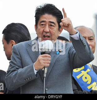 Tokyo, Japan. 2nd Feb, 2014. Japan's Prime Minister Shinzo Abe speaks to people during his street rally for Tokyo gubernatorial election at Ginza, Tokyo, Japan, on February 2, 2014. © AFLO/Alamy Live News Stock Photo