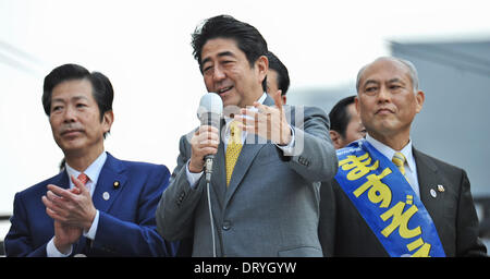 Tokyo, Japan. 2nd Feb, 2014. Japan's Prime Minister Shinzo Abe speaks to people during his street rally for Tokyo gubernatorial election at Ginza, Tokyo, Japan, on February 2, 2014. © AFLO/Alamy Live News Stock Photo