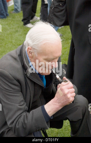 Former Labour Cabinate Minister Tony Benn lights up his pipe in Parliament Square London Stock Photo