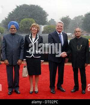 New Delhi, India. 5th Feb, 2014. German President Joachim Gauck (2nd R) and his wife pose for photos with Indian President Pranab Mukherjee (R) and Indian Prime Minister Manmohan Singh (L) during ceremonial reception at Indian Presidential Palace in New Delhi, India, Feb. 5, 2014. © Partha Sarkar/Xinhua/Alamy Live News Stock Photo