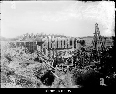 Construction of the Imperial Canal head gate apron on the Colorado River, Sharps, ca.1903 Stock Photo