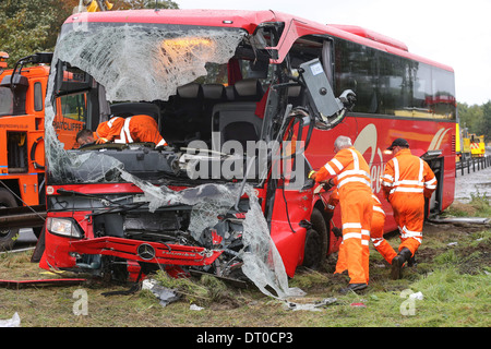 COACH CRASH ON THE A1 NEAR HUNTINGDON CAMBRIDGESHIRE AFTER IT HIT AN OVERTURNED LORRY Stock Photo
