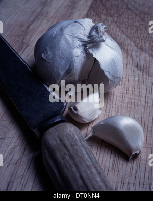 Garlic bulb and clove on rustic wooden Stock Photo - Alamy