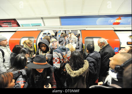 Oxford Circus Station, London, UK. 5th February 2014. Packed platform and trains full at Oxford Circus tube station in the evening rush hour on the first day of the tube strike, with a limited service on some routes. Credit:  Matthew Chattle/Alamy Live News Stock Photo