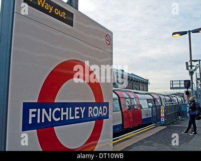 Roundel at Finchley Road Underground Station platform, London, England, United Kingdom Stock Photo