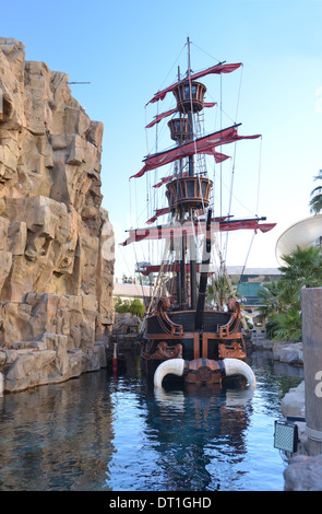 Pirate ships and giant cliff skull at the Treasure Island resort hotel and casino in Las Vegas Stock Photo