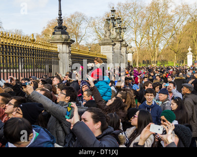 LONDON, UK, 2ND FEB 2014: Crowds of people outside Buckingham Palace to watch the changing of the guard Stock Photo