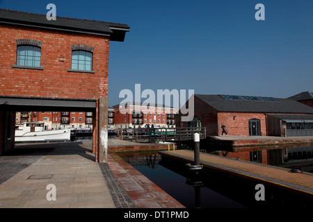 Diglis Basin Marina in Worcester looking towards the new development of apartments by Taylor Wimpey Stock Photo