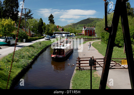 Froncysyllte Lift Bridge on the Llangollen Canal looking west down the Vale of Llangollen Stock Photo