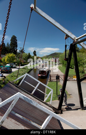 Froncysyllte Lift Bridge on the Llangollen Canal looking west down the Vale of Llangollen Stock Photo