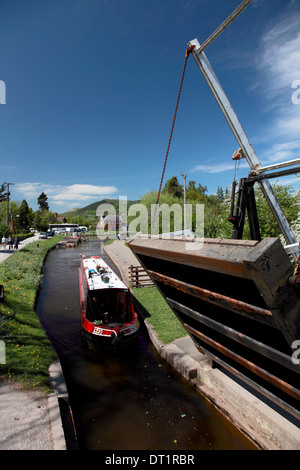 Froncysyllte Lift Bridge on the Llangollen Canal looking west down the Vale of Llangollen Stock Photo