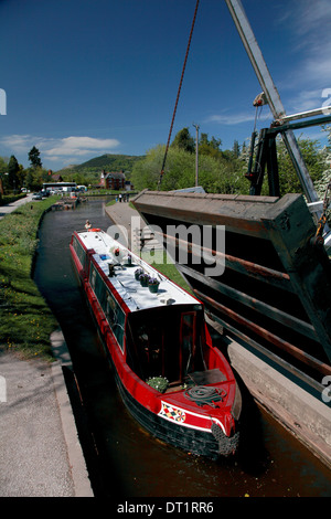 Froncysyllte Lift Bridge on the Llangollen Canal looking west down the Vale of Llangollen Stock Photo