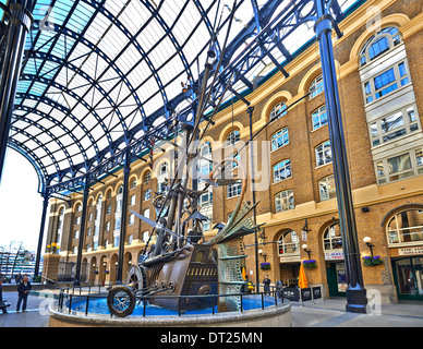 'The Navigators'' 1987 by David Kemp in Hay's Galleria (formerly Hay's Wharf), London, England Stock Photo