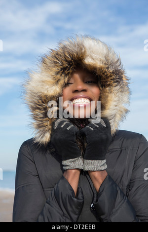 USA, Illinois, Waukegan, Portrait of young woman standing against sea