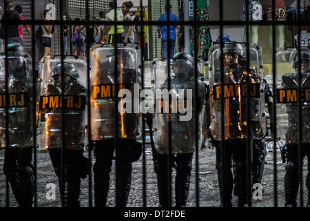 Rio De Janeiro, Brazil. 6th Feb, 2014. Police stand guard during a protest against the price increase of bus tickets in Rio de Janeiro, Brazil, on February 6, 2014. Credit:  AGENCIA ESTADO/Xinhua/Alamy Live News Stock Photo