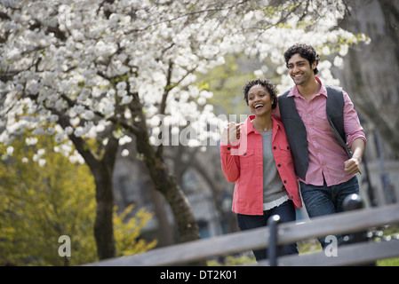 https://l450v.alamy.com/450v/dt2k01/park-a-man-and-woman-side-by-side-dt2k01.jpg