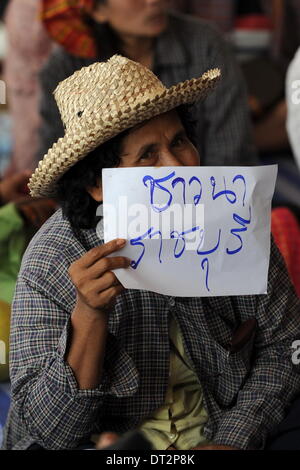 Bangkok, Thailand. 7th Feb, 2014. A Thai farmer holds a banner during a rally at the compound of Thailand's Commerce Ministry in Nonthaburi province, on the outskirts of Bangkok, Thailand, Feb. 7, 2014. Thai rice farmers who have gathered in protest of a delay in payments for their latest crop under the government's rice-pledging program on Friday drew a deadline for the government to pay before Feb. 15. Credit:  Gao Jianjun/Xinhua/Alamy Live News Stock Photo