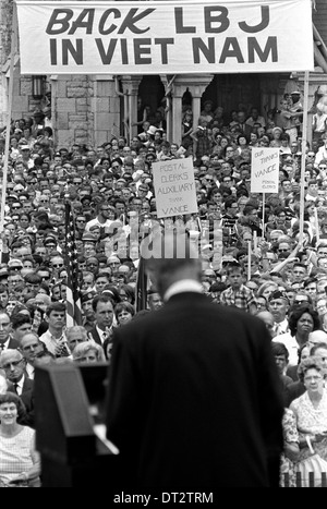 US President Lyndon B. Johnson addressing a crowd displaying a banner supporting the Vietnam War during a visit July 23, 1966 in Indianapolis, Indiana. Stock Photo