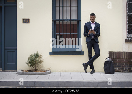 New York city street life Young people outdoors on the city streets in springtime A man leaning against a wall Stock Photo