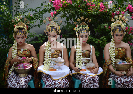 KEDIRI, EAST JAVA, INDONESIA - 2013/11/12: A number of girls served to bring liquor offerings to ancestors at the tomb of Prabu Stock Photo