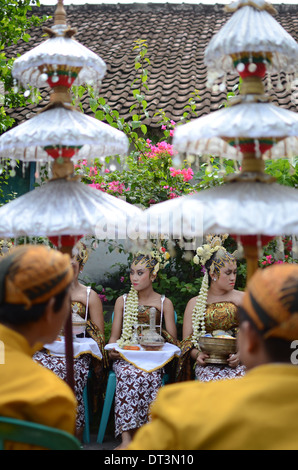 KEDIRI, EAST JAVA, INDONESIA - 2013/11/12: A number of girls served to bring liquor offerings to ancestors at the tomb of Prabu Stock Photo