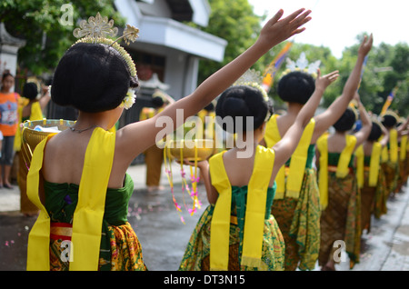 KEDIRI, EAST JAVA, INDONESIA - 2013/11/12: A number of girls served to bring liquor offerings to ancestors at the tomb of Prabu Stock Photo