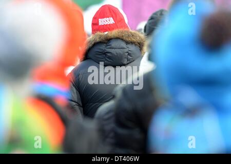Sochi, Russia. 6th February 2014. Spectators during the Ladies' Moguls Freestyle Skiing Qualification in Rosa Khutor Extreme Park at the Sochi 2014 Olympic Games, Krasnaya Polyana, Russia, 06 February 2014. Photo: Frank May/dpa/Alamy Live News Stock Photo
