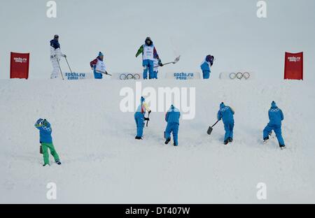Sochi, Russia. 6th February 2014. Volunteers during the Ladies' Moguls Freestyle Skiing Qualification in Rosa Khutor Extreme Park at the Sochi 2014 Olympic Games, Krasnaya Polyana, Russia, 06 February 2014. Photo: Frank May/dpa/Alamy Live News Stock Photo