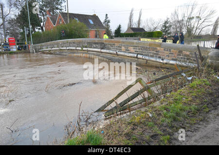 Burrowbridge, Somerset, UK. 8th February 2014.  UK flooding in Burrowbridge in Somerset,Robert Timoney/AlamyLiveNews.
