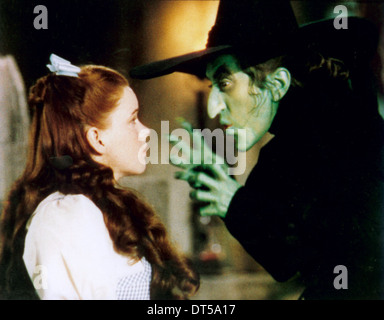 JUDY GARLAND, MARGARET HAMILTON, THE WIZARD OF OZ, 1939 Stock Photo