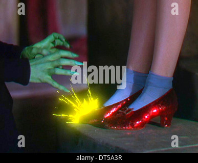 DOROTHYS RUBY SLIPPERS THE WIZARD OF OZ (1939) Stock Photo