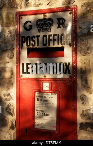 Royal Mail. The Ludlow wallbox. A traditional British wall mounted red letterbox from the reign of George V. In Charminster village, Dorset, England. Stock Photo