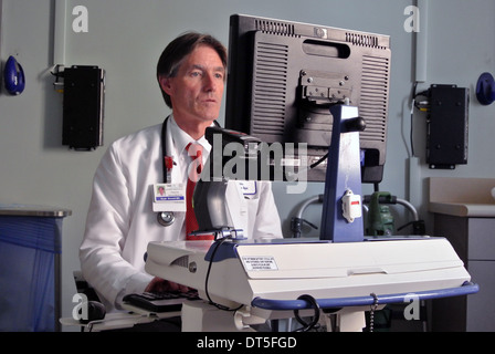 Kaiser Permanente doctor works on desktop computer in hospital Stock Photo