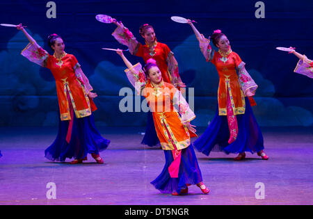 Toronto, Canada. 9th Feb, 2014. Chinese artists perform dance 'Fans' during the Chinese New Year Carnival 2014 at Sony Centre for the Performing Arts in Toronto, Canada, Feb. 9, 2014. Staged by Broadcast National Orchestra of China, this year's Chinese New Year Carnival, a seven-city, eight-show Canada tour, started here to celebrate the Spring Festival and show Canadians the appealing power of Chinese culture on Sunday. © Zou Zheng/Xinhua/Alamy Live News Stock Photo