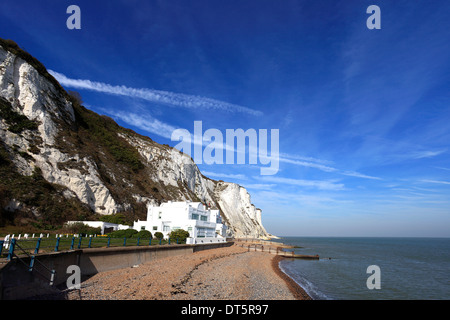 Beach and White Cliffs of Dover; St Margarets at Cliff village, Kent County; England; UK Stock Photo