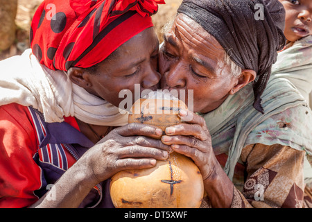 Dorze Women Drinking Local Beer Together At The Thursday Market In The Dorze Village Of Hayto, near Arba Minch, Ethiopia Stock Photo