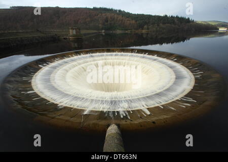 Thoudands of gallons of overflow water plunges down a bellmouth spillway shaft in Ladybower Reservoir, Upper Derwent Valley, Peak District Derbyshire UK Stock Photo