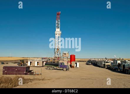 Canada, Alberta, Del Bonita, CanElson Drilling Inc of Calgary fracking for tight shale oil in wheat field at edge of Bakken Play Stock Photo