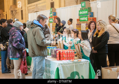 Girl Scouts mark the start of National Girl Scout Cookie Weekend in Vanderbilt Hall in Grand Central Terminal in New York Stock Photo