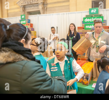 Girl Scouts mark the start of National Girl Scout Cookie Weekend in Vanderbilt Hall in Grand Central Terminal in New York Stock Photo