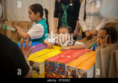 Girl Scouts mark the start of National Girl Scout Cookie Weekend in Vanderbilt Hall in Grand Central Terminal in New York Stock Photo