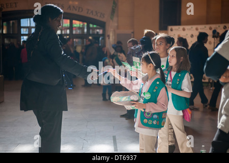 Girl Scouts mark the start of National Girl Scout Cookie Weekend in Vanderbilt Hall in Grand Central Terminal in New York Stock Photo