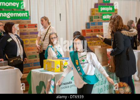 Girl Scouts mark the start of National Girl Scout Cookie Weekend in Vanderbilt Hall in Grand Central Terminal in New York Stock Photo